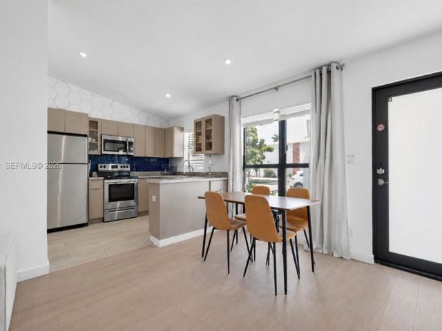  2 BR,  1.00 BTH &nbsp; style home in Hollywood