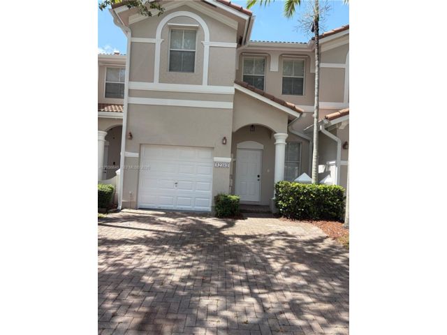  4 BR,  2.50 BTH &nbsp;Townhouse style home in Miami