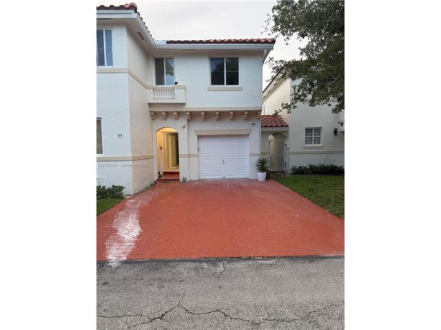  4 BR,  3.00 BTH &nbsp;Townhouse style home in Miami
