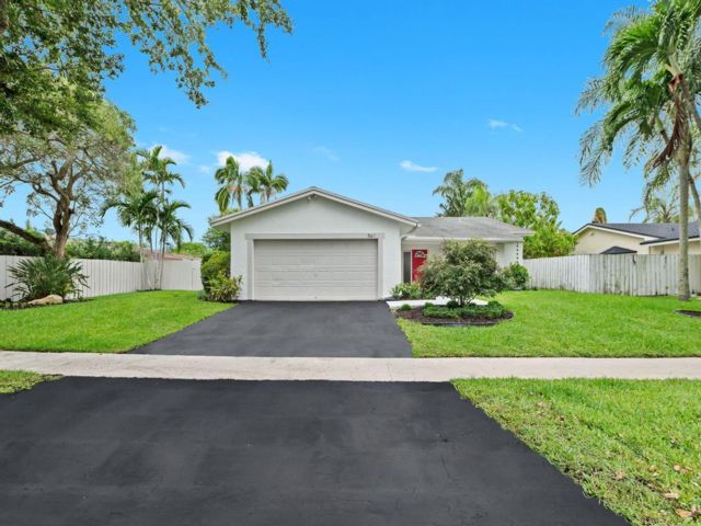  3 BR,  2.00 BTH &nbsp; style home in Weston