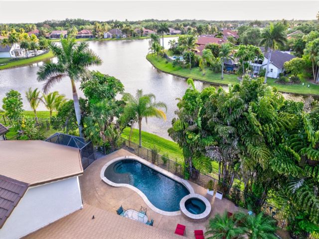  4 BR,  2.50 BTH &nbsp; style home in Weston