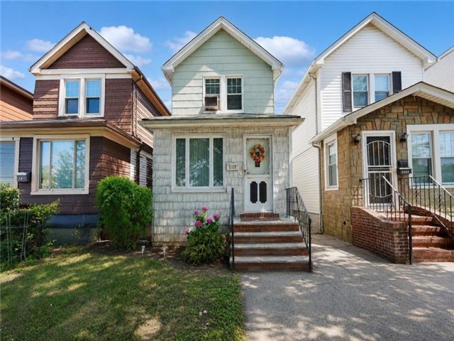  3 BR,  2.00 BTH &nbsp;Single family style home in Marine Park