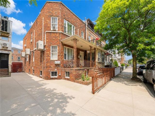  6 BR,  2.00 BTH &nbsp;Multi-family style home in Dyker Heights