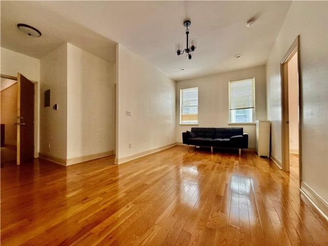  1 BR,  1.00 BTH &nbsp;Multi-family style home in Bensonhurst