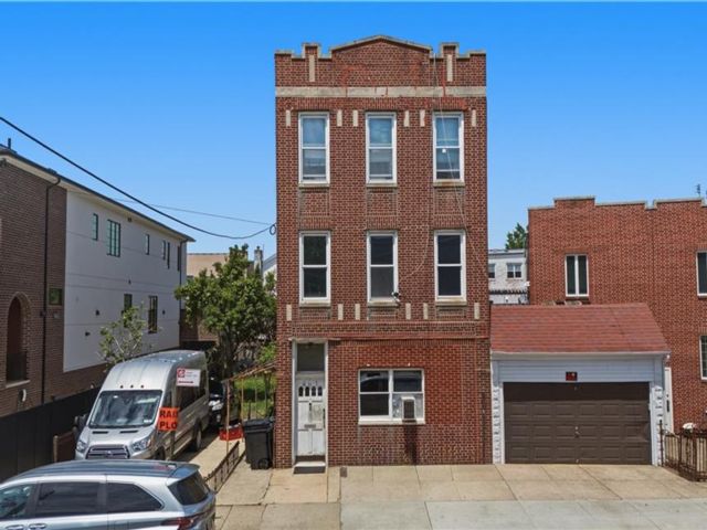  9 BR,  3.00 BTH &nbsp;Multi-family style home in Gravesend