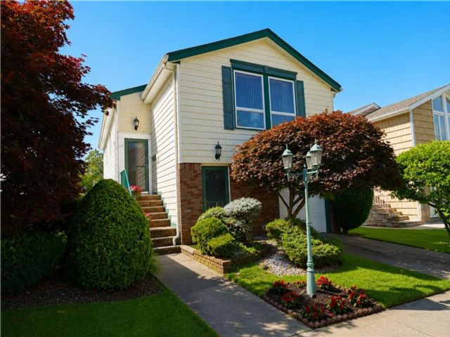  4 BR,  3.00 BTH &nbsp;Single family style home in Eltingville