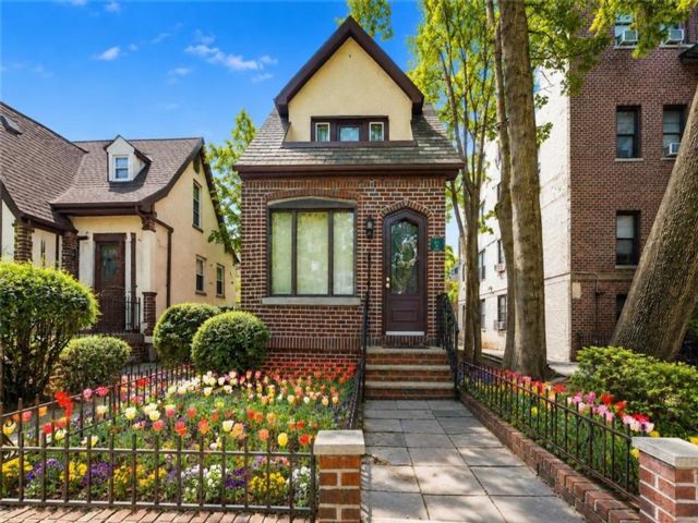  3 BR,  2.00 BTH &nbsp;Single family style home in Bay Ridge