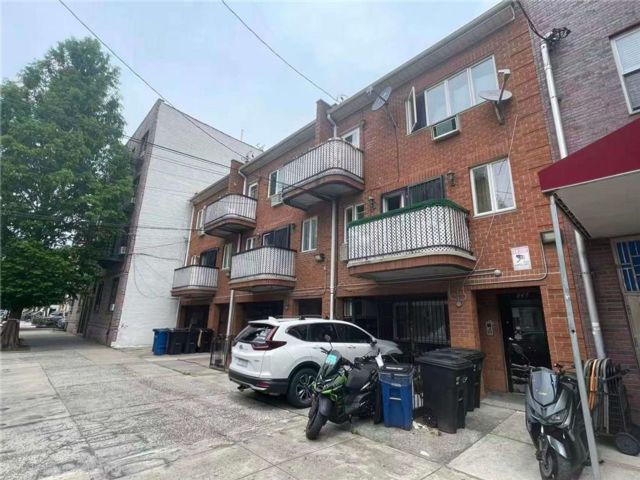 11 BR,  8.00 BTH &nbsp;Multi-family style home in Sunset Park