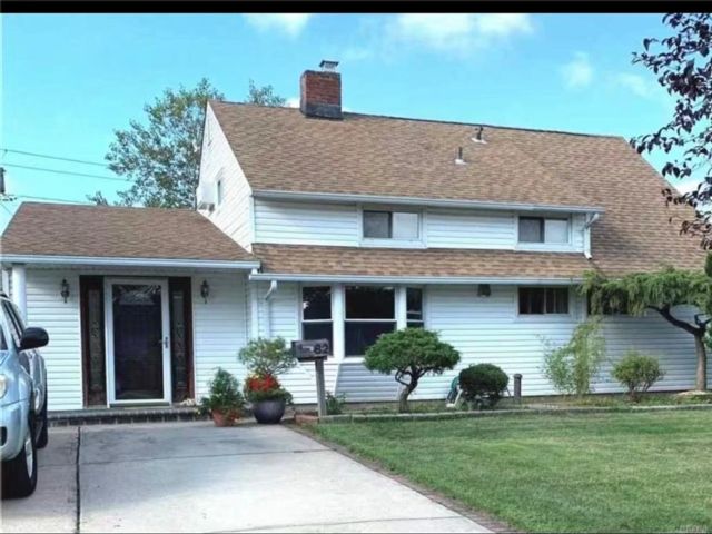  5 BR,  3.00 BTH &nbsp;Single family style home in Hicksville