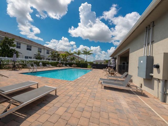  4 BR,  3.00 BTH &nbsp;Townhouse style home in Pembroke Pines