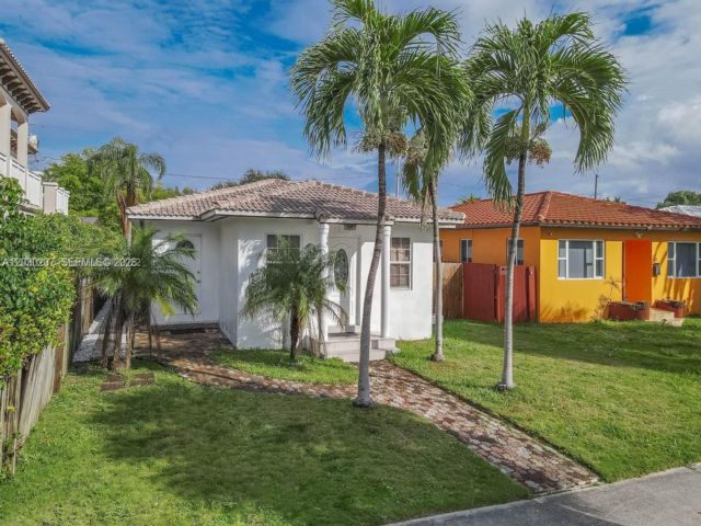  2 BR,  3.00 BTH &nbsp; style home in Hollywood