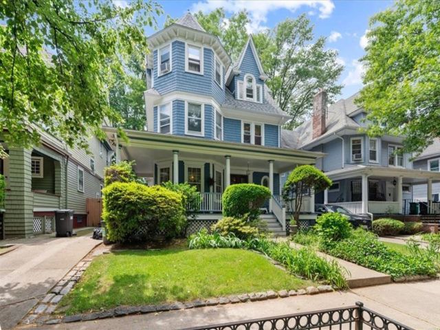  8 BR,  2.50 BTH &nbsp;Single family style home in Ditmas Park