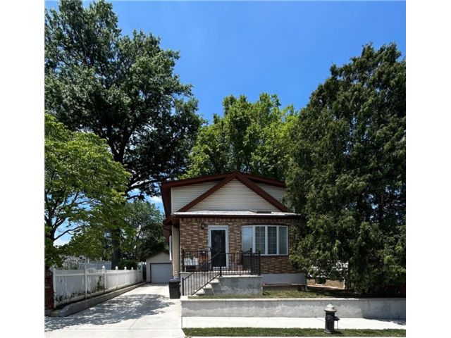  3 BR,  3.00 BTH &nbsp;Single family style home in Westerleigh