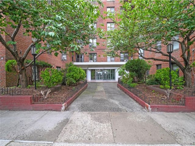  1 BR,  1.00 BTH &nbsp;Co-op style home in Homecrest
