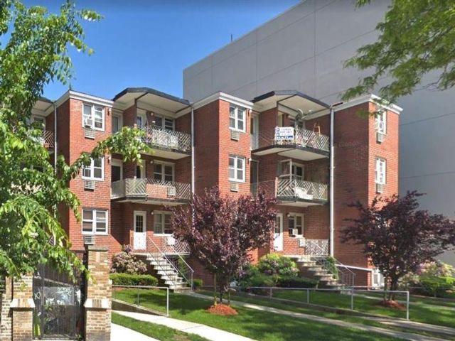  1 BR,  1.00 BTH &nbsp;Condominium style home in Brighton Beach