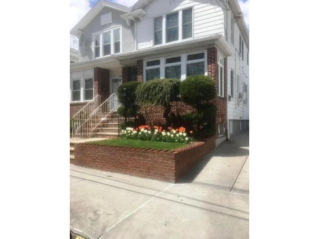  3 BR,  1.00 BTH &nbsp;Duplex style home in Bay Ridge