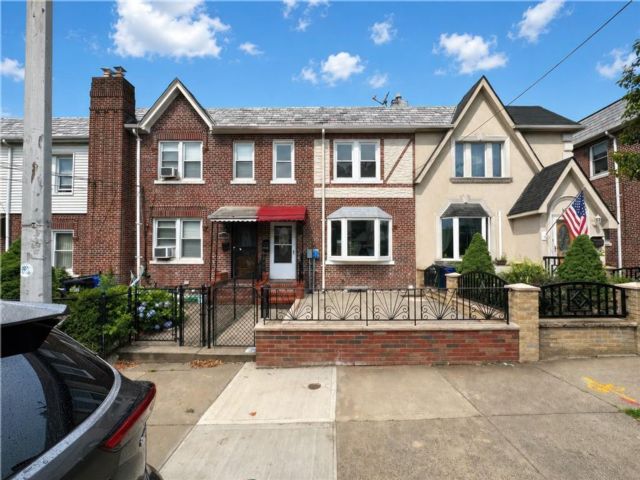  3 BR,  2.00 BTH &nbsp;Single family style home in Maspeth