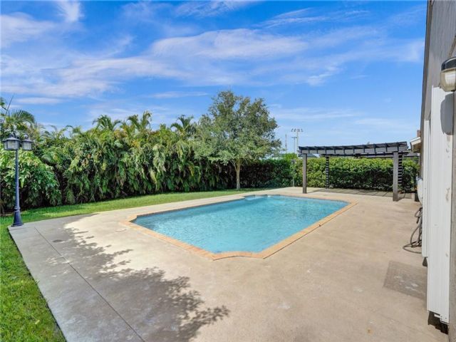  4 BR,  2.00 BTH &nbsp; style home in Cooper City