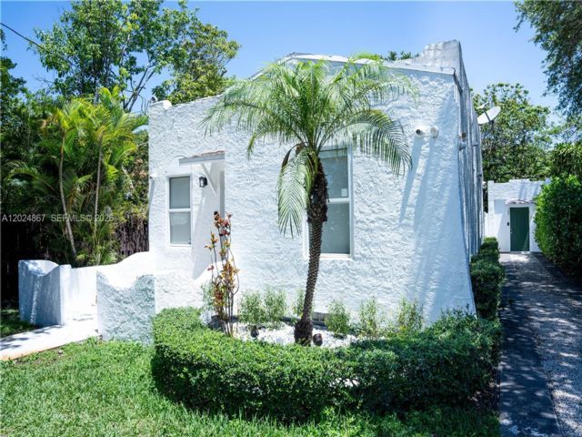  2 BR,  2.50 BTH &nbsp;Other style home in Miami
