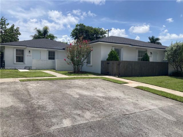  3 BR,  2.00 BTH &nbsp;Duplex style home in Cutler Bay