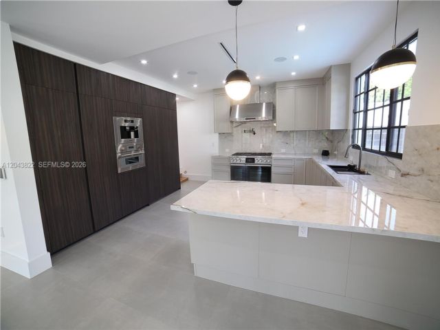  7 BR,  7.50 BTH &nbsp; style home in Hollywood