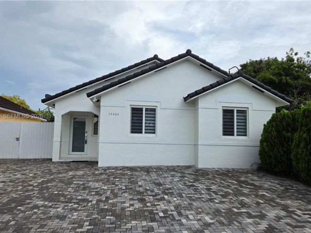  3 BR,  2.00 BTH &nbsp;Traditional style home in Miami