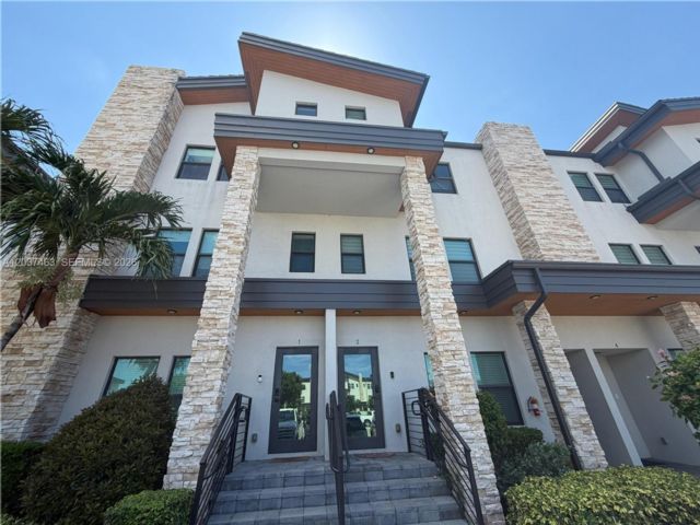  2 BR,  3.00 BTH &nbsp; style home in Medley