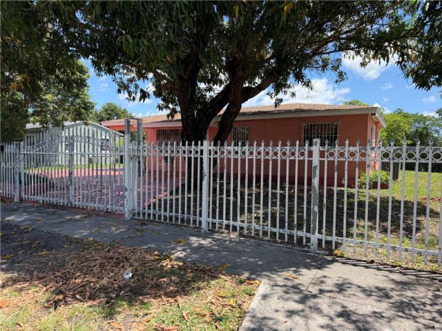  4 BR,  2.00 BTH &nbsp; style home in Miami