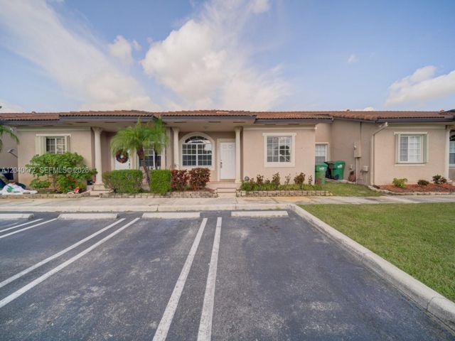 3 BR,  2.00 BTH &nbsp;Townhouse style home in Miami