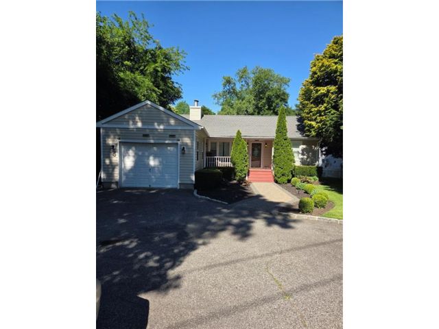  3 BR,  3.00 BTH &nbsp;Single family style home in Melville