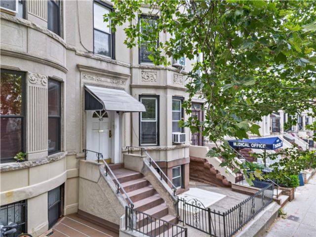  6 BR,  3.00 BTH &nbsp;Multi-family style home in Bay Ridge