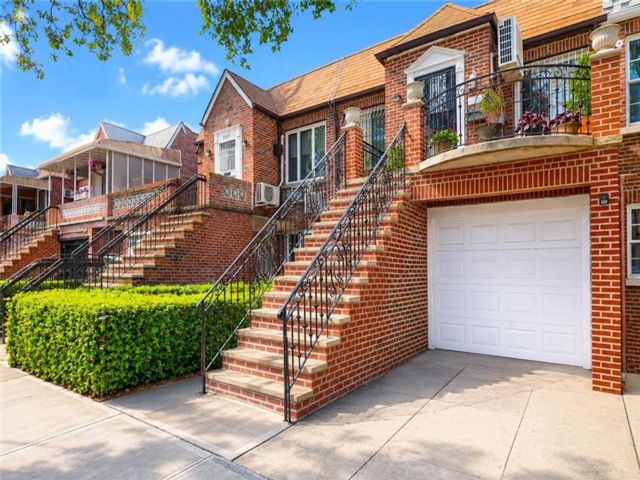  4 BR,  3.00 BTH &nbsp;Multi-family style home in Sheepshead Bay