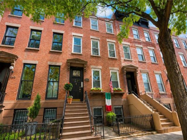  4 BR,  4.00 BTH &nbsp;Multi-family style home in Carroll Gardens