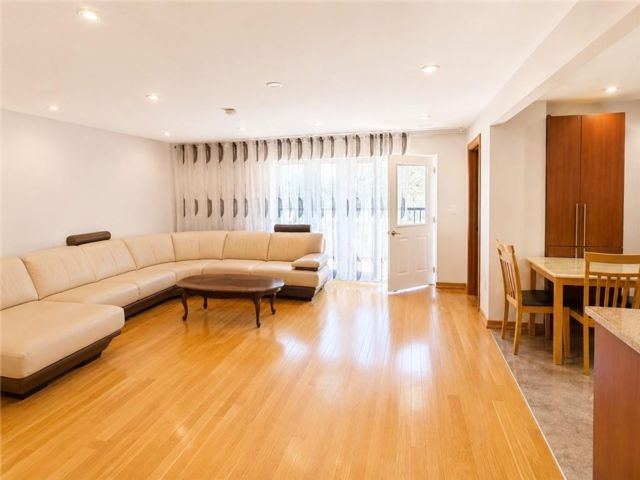  3 BR,  2.00 BTH &nbsp;Condominium style home in Brighton Beach