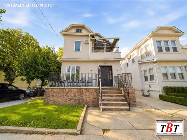  8 BR,  4.00 BTH &nbsp;Multi-family style home in Midwood