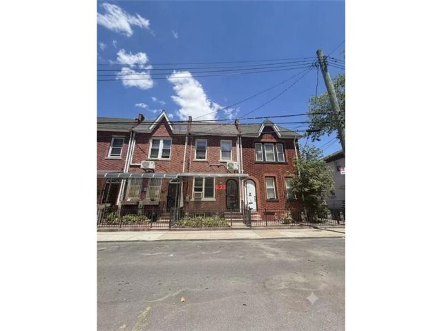  2 BR,  2.00 BTH &nbsp;Single family style home in Bay Ridge