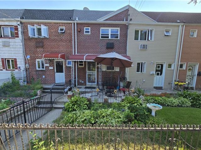  3 BR,  2.00 BTH &nbsp;Single family style home in Gerritsen Beach