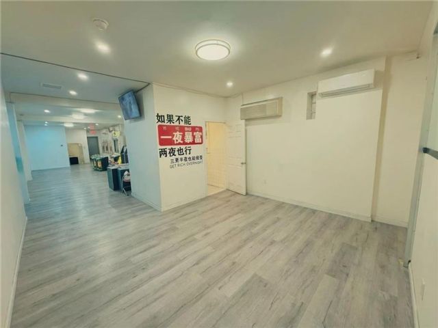 [PHOTO]