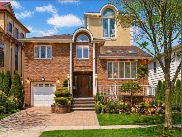  6 BR,  5.00 BTH &nbsp;Single family style home in Mill Basin