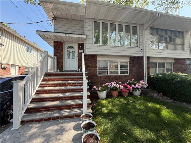  5 BR,  0.00 BTH &nbsp;Multi-family style home in Mill Basin
