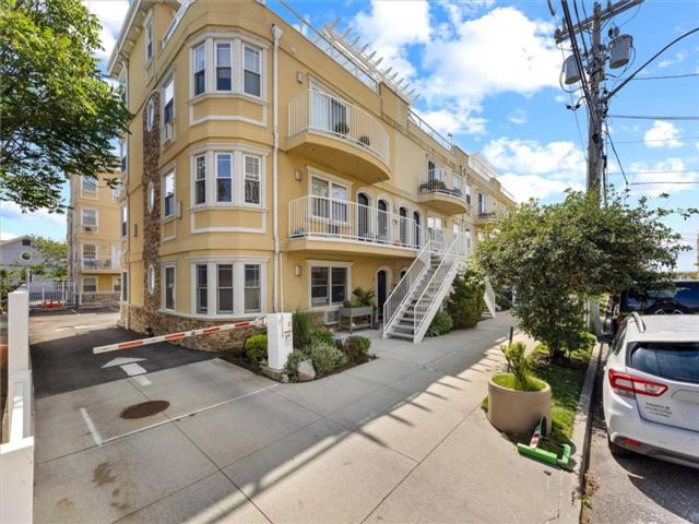  2 BR,  2.00 BTH &nbsp;Condominium style home in Rockaway Park