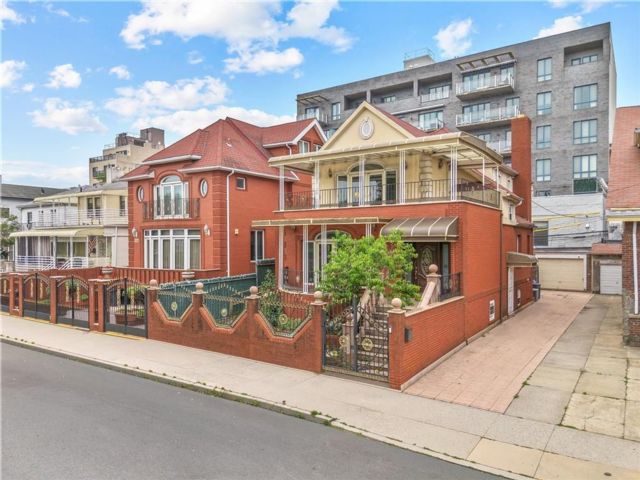  4 BR,  3.00 BTH &nbsp;Multi-family style home in Manhattan Beach