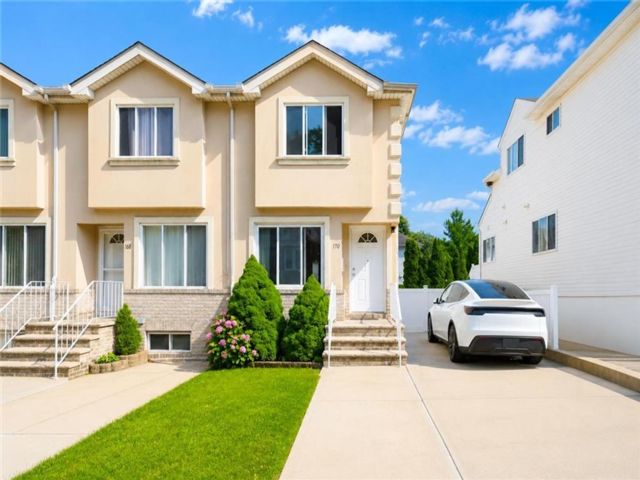  3 BR,  3.00 BTH &nbsp;Single family style home in Rosebank