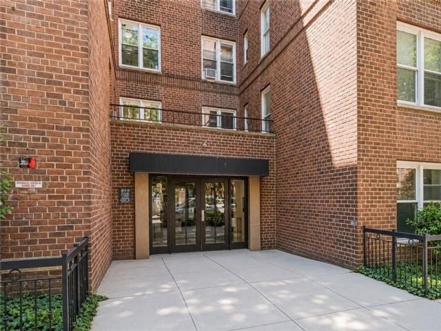  1 BR,  1.00 BTH &nbsp;Co-op style home in Midwood