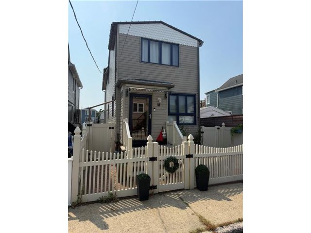  2 BR,  1.50 BTH &nbsp;Single family style home in Gerritsen Beach