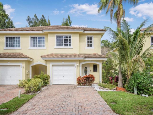 3 BR,  2.50 BTH &nbsp; style home in Green Acres