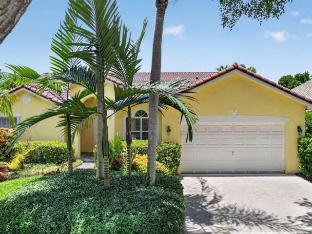 4 BR,  2.50 BTH &nbsp; style home in Weston