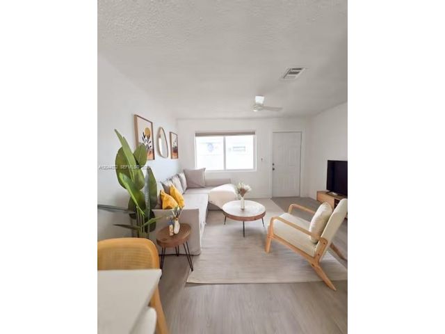 [Hollywood Real Estate, listing number 3344086]