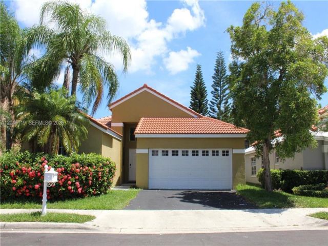  3 BR,  2.00 BTH &nbsp; style home in Weston