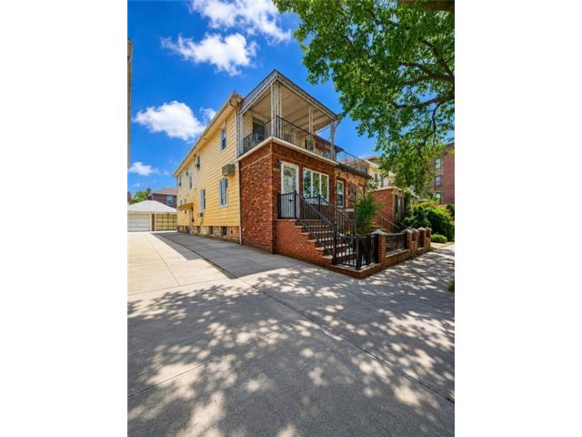  4 BR,  3.00 BTH &nbsp;Multi-family style home in Bensonhurst